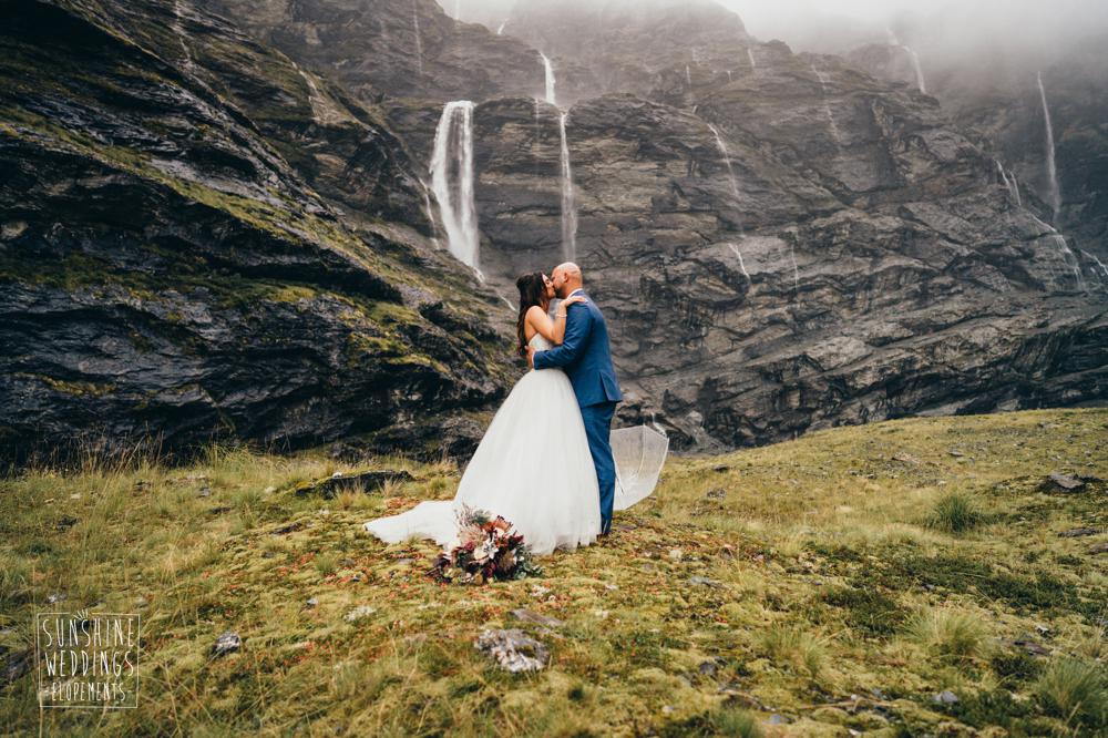 Earnslaw Burn heli wedding by Sunshine Weddings Elopements